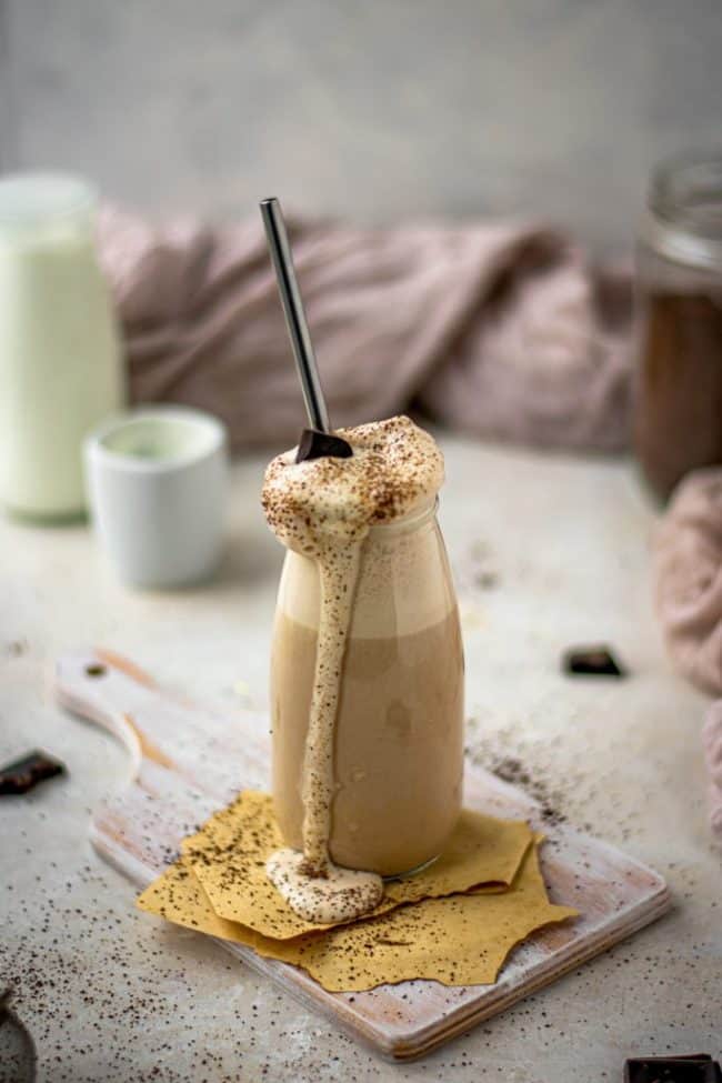 tiramisu shake with chocolate and coffee